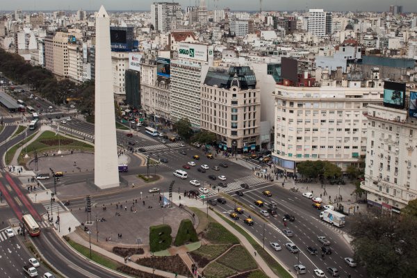 <p>Jornada negra en Argentina: peso se desploma y supera barrera de 34 unidades por dólar pese a anuncios del gobierno</p>