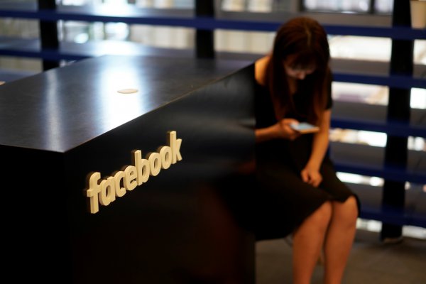 Grupo de empleados de Facebook acusa a la empresa de excluir visiones políticas