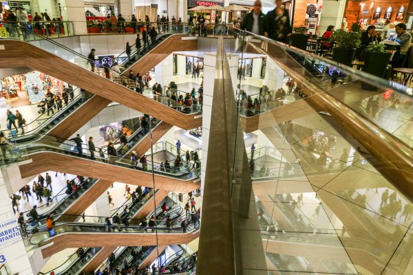 Ventas de locatarios del Costanera Center siguen a la baja