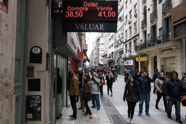 Peso argentino repunta y vive su mejor jornada en 16 años apoyado por intervención del banco central