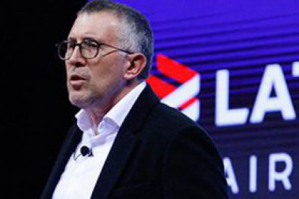 CEO de Latam hace dura crítica al aeropuerto de Santiago y terminales de toda la región