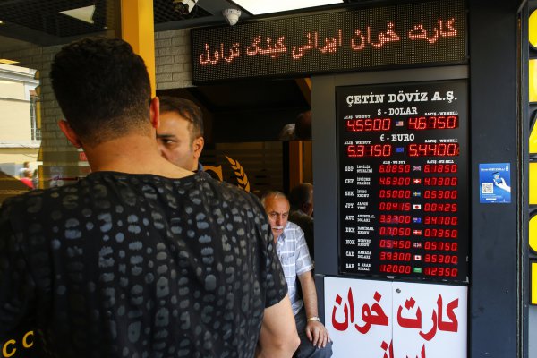 Turquía: banco central cede y anuncia postergada alza de tasas para estabilizar la economía