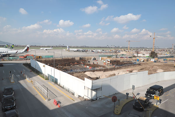 Panel de Concesiones constata más de 400 días de atraso del MOP en expansión de Aeropuerto de Santiago