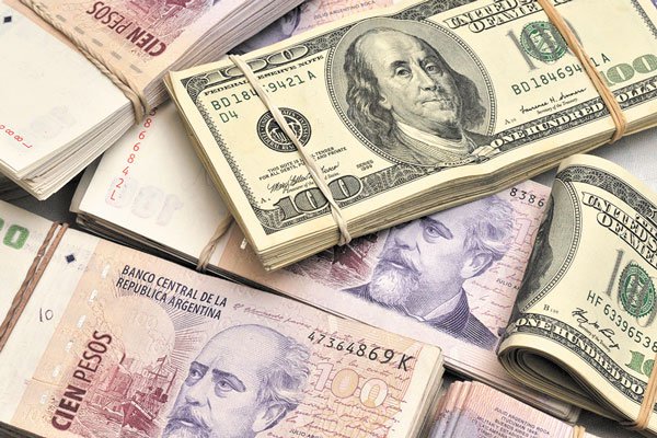 Pese a US$ 1.390 millones en inyección monetaria, peso argentino sigue en caída libre