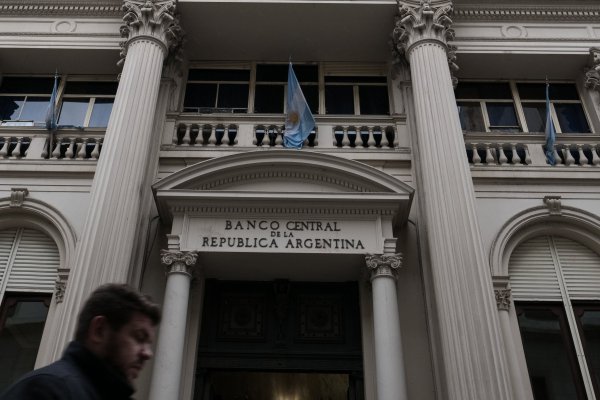 <p>Crisis argentina: peso retoma caídas y obliga al banco central a volver a intervenir</p>