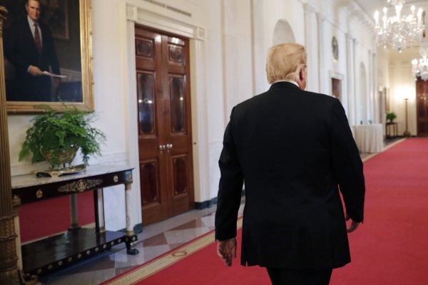 Trump estalla contra columna en NYT sobre supuesta resistencia dentro de la Casa Blanca a sus políticas
