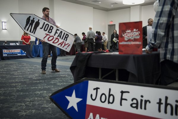 <p>Empresas en EEUU crean 210 mil nuevas plazas de trabajo en agosto, por sobre lo esperado</p>