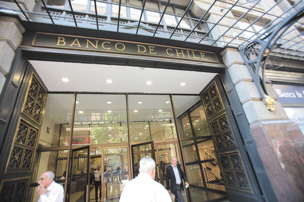 Ganancias de Santander y Banco de Chile suben a agosto, mientras las de Bci caen 7%