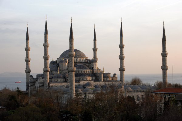 No se olviden de Turquía: Banco Central sorprende y sube las tasas de interés hasta el 24%
