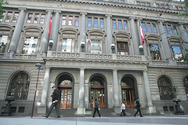 ¿Por qué el Banco de Chile no ha rentado tanto como Santander?