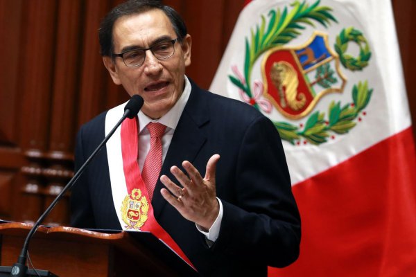 Presidente de Perú amenaza con disolver Congreso si no aprueban reformas clave