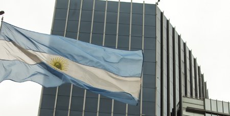 <p>Peso argentino se recupera por expectativas de acuerdo con el FMI</p>