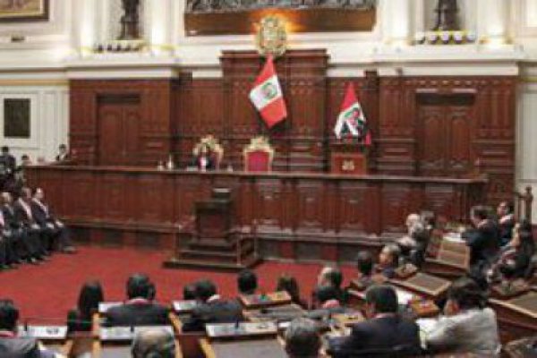 Presidente peruano sale fortalecido tras voto de confianza a sus reformas en congreso