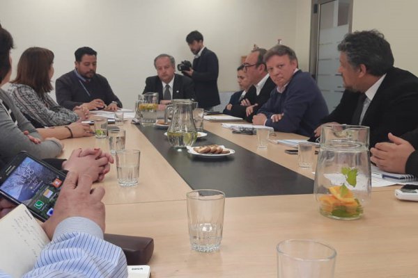 Ministro Nicolás Monckeberg junto a los trabajadores del sector financiero agrupados en la Conaban