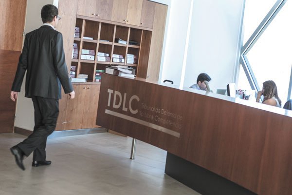 Subtel afina consulta al TDLC por límite de espectro para telefónicas