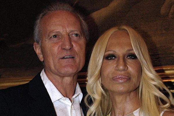 Michael Kors está a punto de comprar Versace por US$2.000 millones