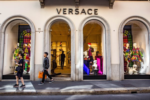 Michael Kors concretó compra de Versace por US$ 2.200 millones