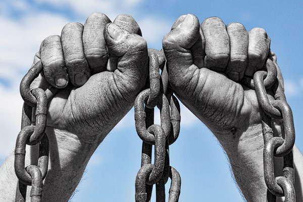 A salvar la democracia liberal de los extremos