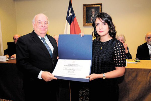 Academia de la lengua distingue a periodista Rocío Montes