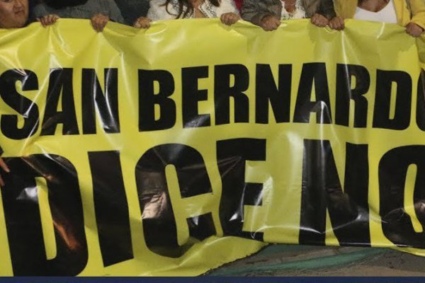Vecinos de San Bernardo llegan hasta oficinas del SEA y protestan por proyecto El Peñón