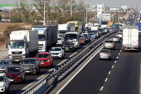 <p>Consorcio tren Santiago-Valparaíso y tercera pista en carreteras: “No solucionan el problema de fondo”</p>