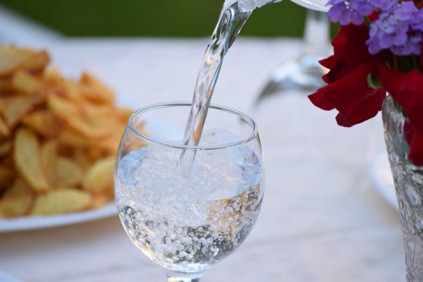 Diputado Celis presenta proyecto que obliga a restaurantes y hoteles a ofrecer agua gratis a sus clientes