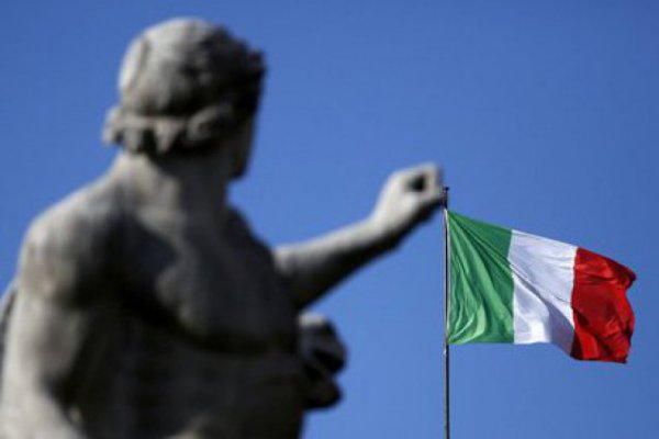 <p>Italia pone en alerta a los mercados: gobierno eleva déficit y bolsa de Milán se desploma</p>