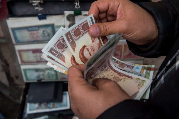 Intervención cambiaria mortal: condenan a muerte a inversionista por apostar contra la moneda en Irán