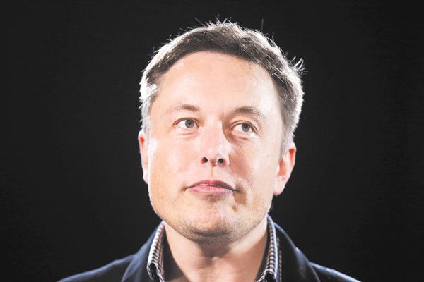 Musk retiene cargo de CEO y acciones de Tesla suben 17%