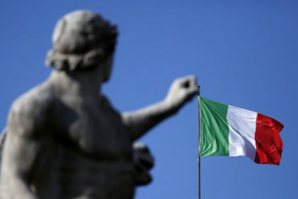 <p>Se profundiza crisis en Italia: prima de riesgo se dispara y contagia a bolsas europeas</p>