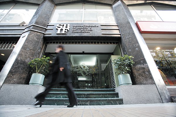 FMI consulta a la Súper de Bancos por integración con la CMF