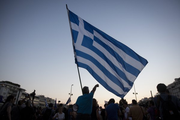 <p>Bancos griegos se hunden por efecto contagio de crisis fiscal en Italia</p>