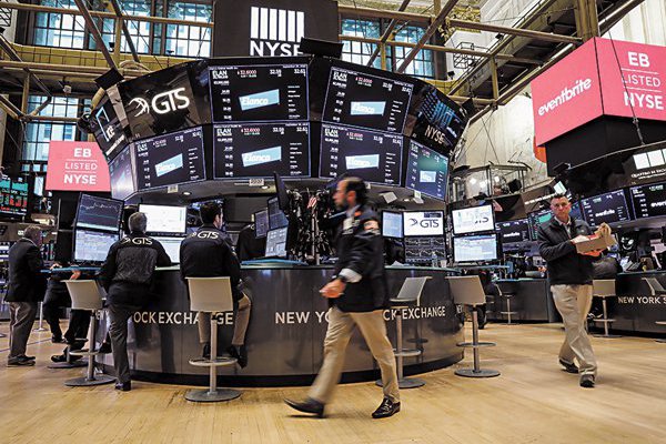 Acciones de semiconductores, entretención y bancos: las oportunidades que abre el alza de tasas en EEUU