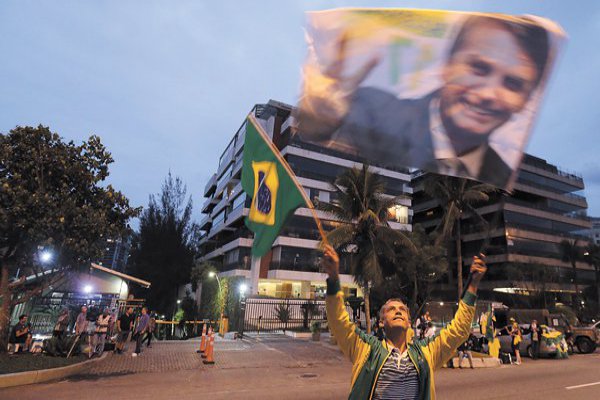 Bolsonaro toma distancia de impulso privatizador de su asesor económico y alarma al mercado