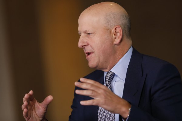 Asistente personal del CEO de Goldman Sachs acusado de robar su vino se lanza al vacío