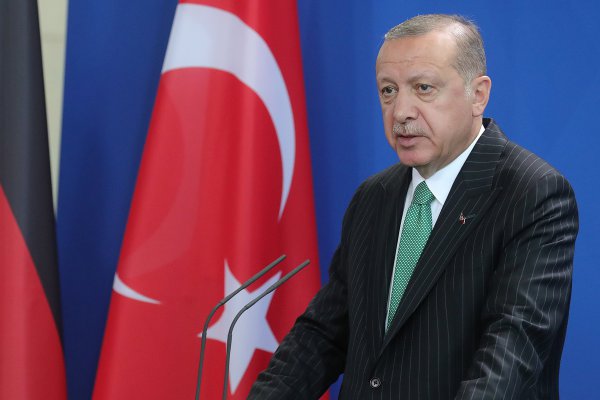 Turquía libera a pastor estadounidense en gesto a Trump que trae alivio a los mercados
