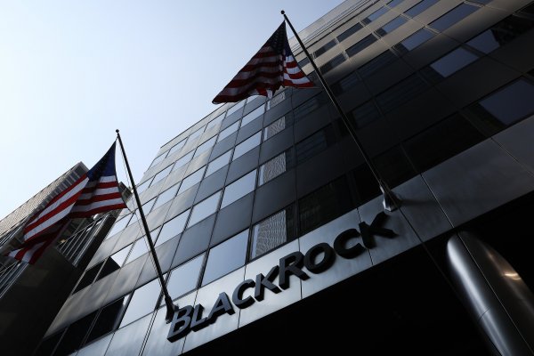 BlackRock se desacopla de competidores más cercanos con baja de flujos