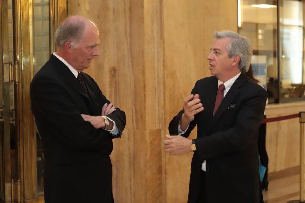 El presidente del directorio de Codelco, Juan Benavides, acompañado del economista Blas Tomic (Rodolfo Jara).