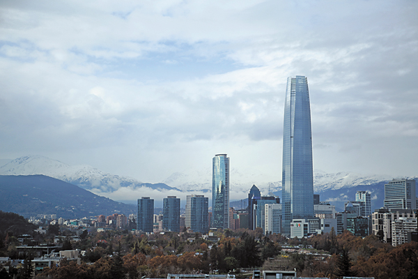 Mayoría de países tiene sistema desintegrado y Chile lidera alza de impuesto a empresas desde 2010
