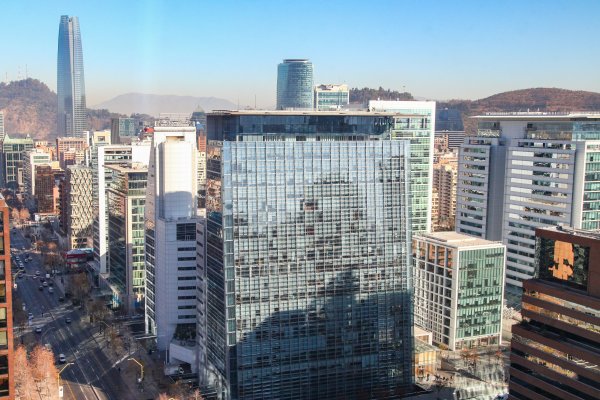 Mercado de oficinas de lujo se transforma: superficie se expande y precios sufren importante baja