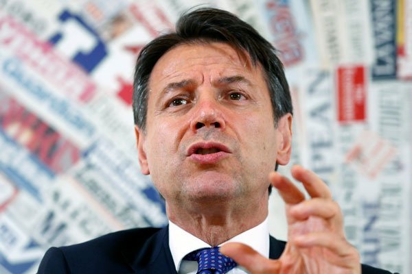 Italia desafía a la UE e insiste en presupuesto que aumenta el déficit tras baja en calificación