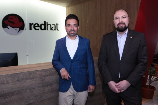 Mauricio Cáceres, Director de Ventas de Sector Público de Red Hat, y Rodrigo Arancibia, Account Manager para Sector Público de la compañía.