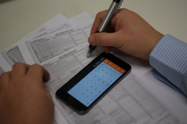 ¿Es enredado el sistema tributario en Chile? País mejora en ranking pero se mantiene entre los peores del mundo