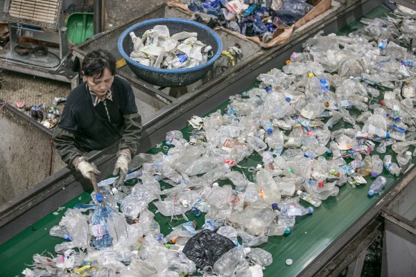 Gobierno suscribe compromiso para evitar que los plásticos se conviertan en basura