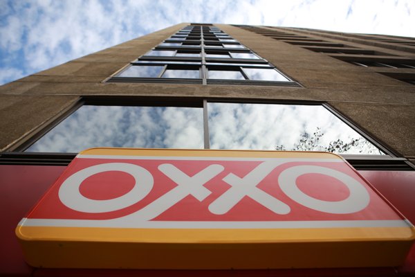 Femsa revela demora en conversión de locales de Big John a Oxxo y acusa impacto en ventas