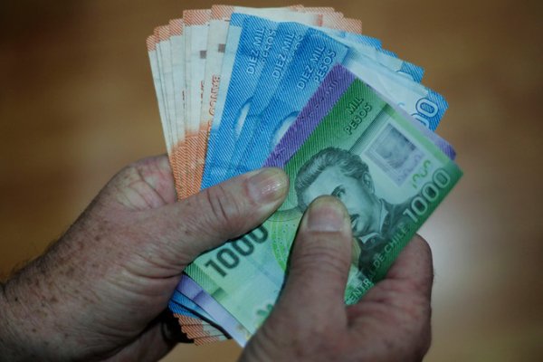 Los bolsillos celebran: Sueldos rompen cuatro meses de caídas tras reajuste al salario mínimo