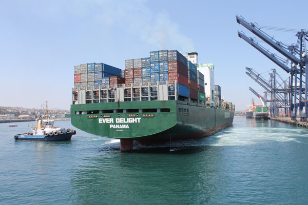 Envíos frenaron baja en octubre y las importaciones aceleraron el alza lideradas por los bienes de capital