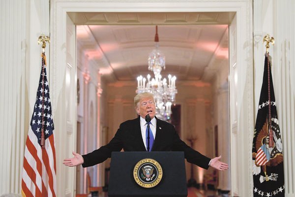 Trump pide colaboración demócrata y estímulo fiscal queda casi descartado