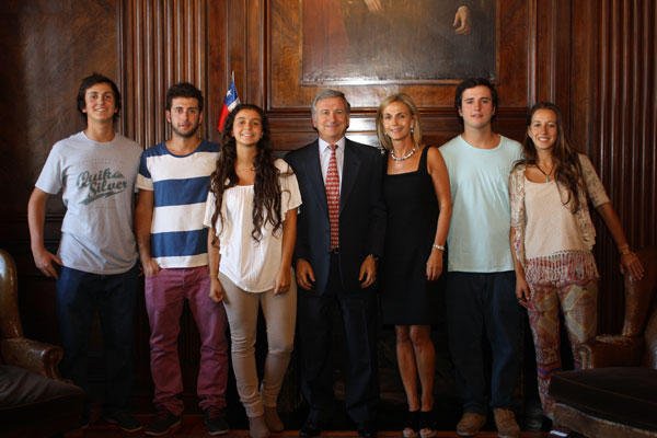El ministro Larraín en modo personal: “Le rindo tributo al dicho ‘otra cosa es con guitarra’”