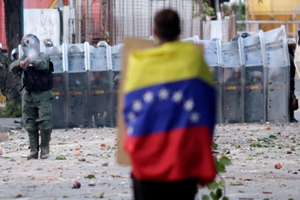 Tres economistas venezolanos en Chile analizan la crisis de su país